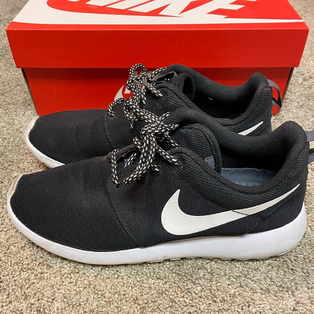 Nike Roshe One Women’s size 8